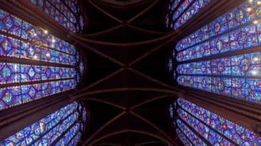 Paris, Fransa-14 Ocak 2018: 4K, ünlü Saint Chapelle 'in içini görmek, güzel cam mozaik pencerelerin ayrıntıları. Kutsal Şapel, ziyaret edilen en güzel turistlerden biridir. Dan.