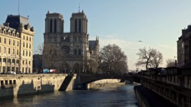 Paris, Fransa-14 Ocak 2018: 4K, Notre-Dame Paris, bir kış günü. Seine nehri rıhtımındaki antik katolik katedrali. Ünlü turistik yerler ve Fransa-Dan 'in popüler seyahat merkezleri