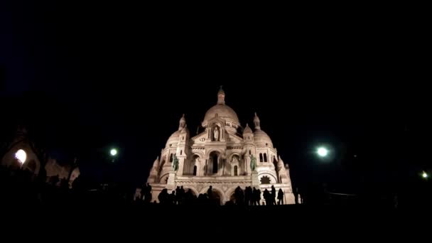 4Kパリの夜に人々の影と神聖な心の大聖堂でビュー 冬に撮影 パリのランドマーク フランス ヨーロッパ ダンの有名な観光地や人気の旅行先 — ストック動画