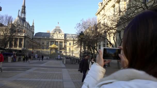 Paris França Janeiro 2018 Mulher Turística Usando Smartphone Para Tirar — Vídeo de Stock