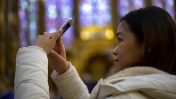 2018年1月14日 法国巴黎 旅游女性 使用智能手机拍摄圣查普尔市中心美丽的玻璃镶嵌窗户 在圣教堂丹 人们用相机手机拍照 — 图库视频影像