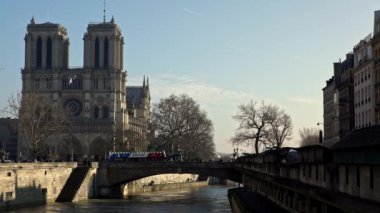 Paris, Fransa-14 Ocak 2018: 4K, Notre-Dame Paris, bir kış günü. Seine nehri rıhtımındaki antik katolik katedrali. Ünlü turistik yerler ve Fransa-Dan 'in popüler seyahat merkezleri