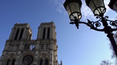 4K, Paris 'teki Notre Dame Katedrali. Fransa 'nın gotik Fransız katedrali. Ünlü turistik yerler ve Avrupa-Dan 'in popüler seyahat merkezleri