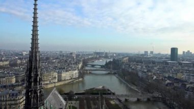 4K, kış günü Notre Dame Katedrali 'nden Paris ve Seine nehrinin yüksek manzarası, kilisenin tepesinden şehri gözlemliyor. Avrupa 'da ünlü turistik yerler ve popüler seyahat merkezleri