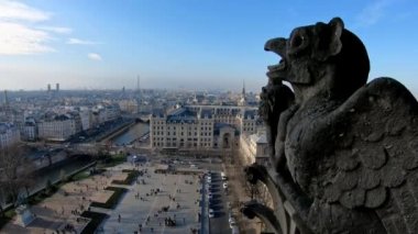 4K, Notre Dame Katedrali 'nde Paris geçmişi olan ünlü heykel. Taş kimera Paris, Fransa 'yı gözlüyor. Ünlü turistik yerler ve Avrupa-Dan 'in popüler seyahat merkezleri