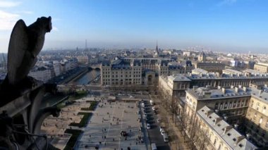 4K, Notre Dame Katedrali 'nde Paris geçmişi olan ünlü heykel. Taş kimera Paris, Fransa 'yı gözlüyor. Ünlü turistik yerler ve Avrupa-Dan 'in popüler seyahat merkezleri