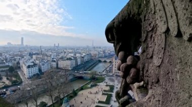 4K, Notre Dame Katedrali 'nde Paris geçmişi olan ünlü heykel. Taş kimera Paris, Fransa 'yı gözlüyor. Ünlü turistik yerler ve Avrupa-Dan 'in popüler seyahat merkezleri