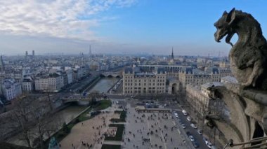 4K, Notre Dame Katedrali 'nde Paris geçmişi olan ünlü heykel. Taş kimera Paris, Fransa 'yı gözlüyor. Ünlü turistik yerler ve Avrupa-Dan 'in popüler seyahat merkezleri