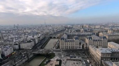 4K, Paris 'i Notre Dame Katedrali' nden bir kış günü kilisenin tepesinden izlemek. Avrupa 'da ünlü turistik yerler ve popüler seyahat merkezleri