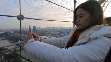 4K, turist kadın 2018 'deki yangın hasarı ve restorasyondan önce Notre Dame Katedrali' nin yukarıdan fotoğrafını çekmek için akıllı telefon kullanıyor. Kameralı telefonla fotoğraf çeken insanlar...