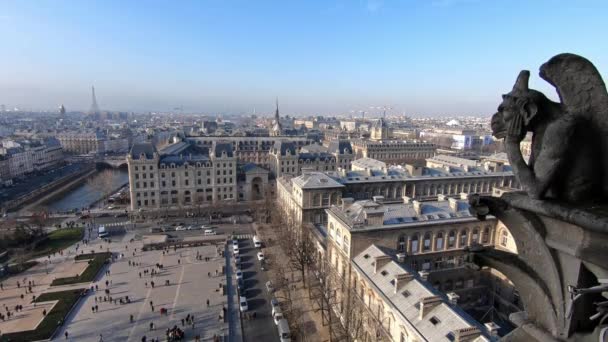 パリの背景を持つノートルダム大聖堂の4K 有名なガーゴイル像 石のキメラはパリ フランスを監視します 有名な観光地やヨーロッパ ダンの人気の旅行先 — ストック動画