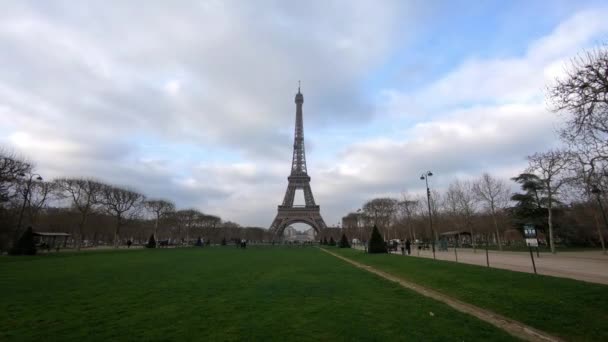 法国巴黎 2018年1月15日 冬季战神和埃菲尔铁塔的时间 绿树和多云的天空 欧洲著名的旅游胜地和热门旅游胜地 — 图库视频影像