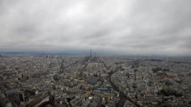 Eiffel Kulesi ve Paris 'in 4K Timelapse hava görüntüsü. Fransa 'da kışın bulutlu ve yağmurlu bir gününde şehir manzarası ve Eiffel turu. Ünlü turistik yerler ve popüler mekanlar - Dan