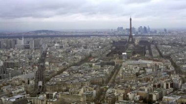 4K, Eyfel Kulesi ve Paris 'in havadan görüntüsü. Fransa 'da kışın bulutlu ve yağmurlu bir gününde şehir manzarası ve Eiffel turu. Ünlü turistik yerler ve popüler seyahat merkezleri - Dan