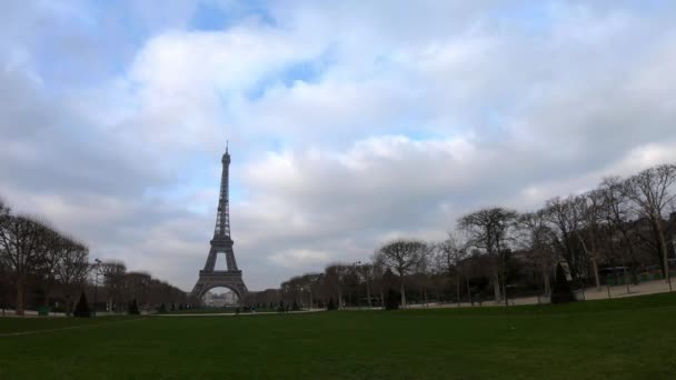 Champ Mars Und Eiffelturm Einem Wintertag Paris Frankreich Grüne Bäume — Stockvideo