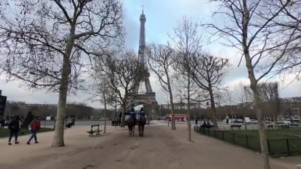 Paris France January 2018 Police Riding Horse Street Eiffel Tower — Stock Video