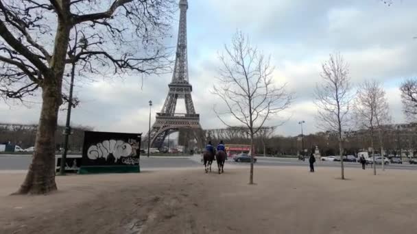 2018年1月13日 法国巴黎 背景为埃菲尔铁塔 法国警察骑着马在城里 丹广场的骑马骑警 — 图库视频影像