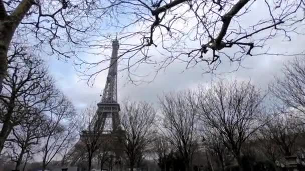 Torre Eiffel Parte Trás Galhos Árvores Dia Inverno Paris França — Vídeo de Stock