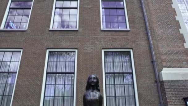 Amsterdam Nederländerna Maj 2019 Anne Franks Staty Minnesmärke Westerkerk Plaza — Stockvideo