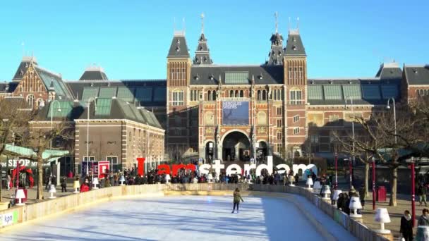Amsterdã Holanda Dezembro 2016 Turistas Praticam Patinação Gelo Rua Perto — Vídeo de Stock