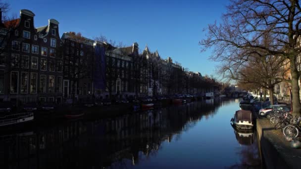 Tradycyjne Holenderskie Domy Pobliżu Kanału Centrum Amsterdamu Dan — Wideo stockowe