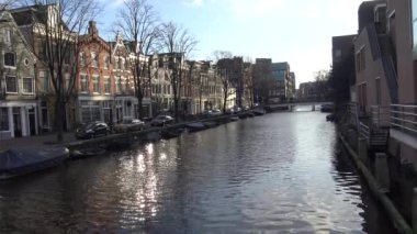 4k, Hollanda-Hollanda 'da merkezin caddesindeki bir kanalın yakınındaki geleneksel Hollandalı evleri