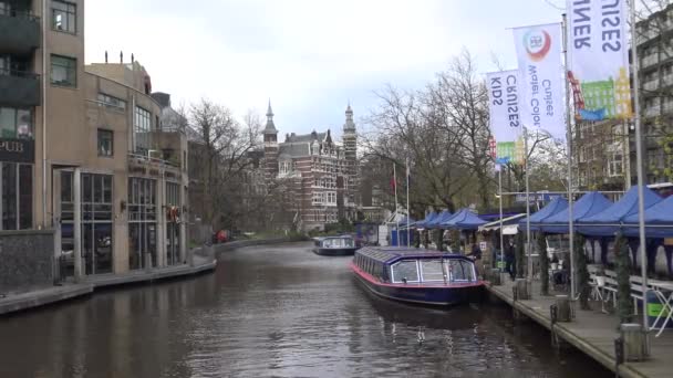 オランダ アムステルダム2015年12月6日 オランダ アムステルダムの中心街の運河沿いにある伝統的なオランダ家屋4K — ストック動画