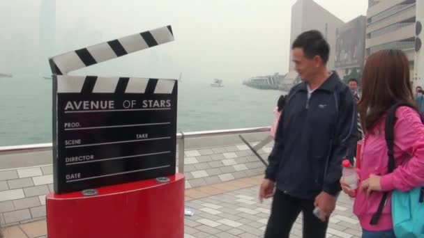 Kowloon Hongkong April 2013 Statues Clapperboard Avenue Stars Kowloon Hong — Stock Video