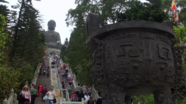 Lantau Adası, Hong Kong-09 Nisan 2013: Lantau Adası 'ndaki Büyük Buda (Tian Tan Buddha), Hong Kong 2013.