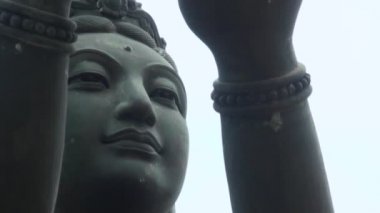 Budist heykeller 2013 yılında, Lantau Adası 'ndaki Büyük Buda' ya (Tian Tan Buddha) övgüler yağdırıyor.
