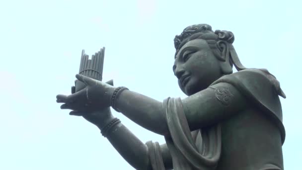 Buddyjskie Posągi Chwalące Wielkiego Buddę Tian Tan Buddha Wyspie Lantau — Wideo stockowe