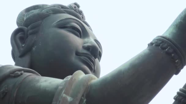 Buddyjskie Posągi Chwalące Wielkiego Buddę Tian Tan Buddha Wyspie Lantau — Wideo stockowe