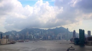 Gündüz gökdelenleri olan Hong Kong Adası gökdelenleri Victoria Harbour-Dan 'deki Pearl nehri üzerinde gemileri ve tur tekneleri olan Kowloon şehri manzarası.