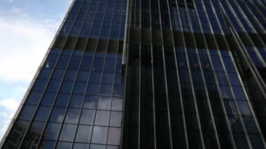 Hong Kong 'un finans bölgesindeki güzel ve modern yüksek kule. Şehir merkezindeki harika gökdelen iş bürosu. Gün içinde Dan.