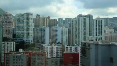 Hong Kong Şehir Hatları 'nın üst görüntüsü bir dağ ve bulutlar, kule binaları orta seviye Dan' den perspektifi