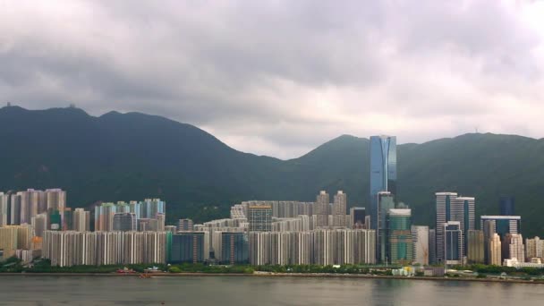 香港島の高層ビルが立ち並ぶスカイラインのパノラマ ビクトリアハーバーダンのパール川を渡る船やツアーボートで九龍の街の景色 — ストック動画
