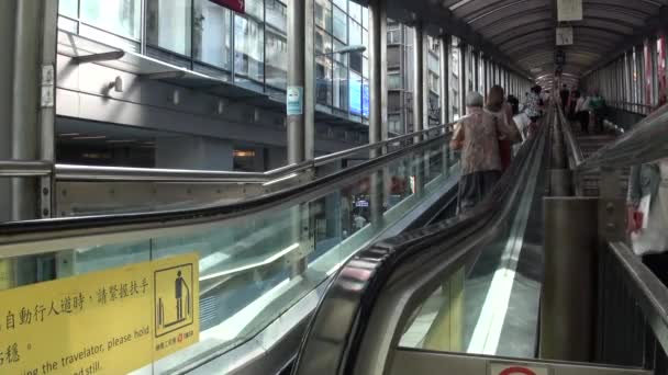 Hongkong September 2014 People Using Escalator Soho District Nearby Lan — Stock Video