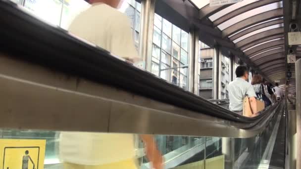 Hongkong 2014年9月2日 クィーンズ ロード セントラルとハリウッド ロード ギネスブックに登録されているラン クワイ フォン付近のソーホー地区のエスカレーターを利用する人々 — ストック動画