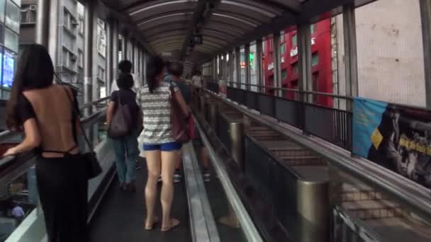 2014年9月2日香港至02日 乘坐扶手电梯的人士 由皇后大道中与好莱坞道交界 邻近的兰桂坊乘搭扶手电梯 创下世界纪录 — 图库视频影像