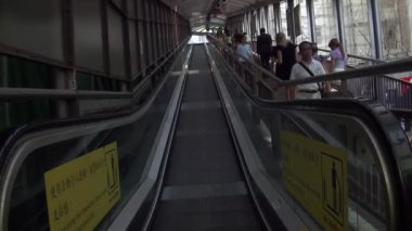 Hong Kong-02 Eylül 2014: Queens Road Central ile Hollywood Road-Guinness dünya rekorları arasındaki Lan Kwai Fong yakınlarındaki Soho bölgesinden yürüyen merdiven kullanan insanlar