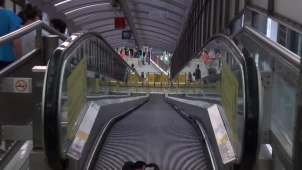 Гонконг Сентября 2014 Года Люди Используют Эскалатор Районе Сохо Неподалеку — стоковое видео