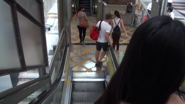 Гонконг Сентября 2014 Года Люди Используют Эскалатор Районе Сохо Неподалеку — стоковое видео