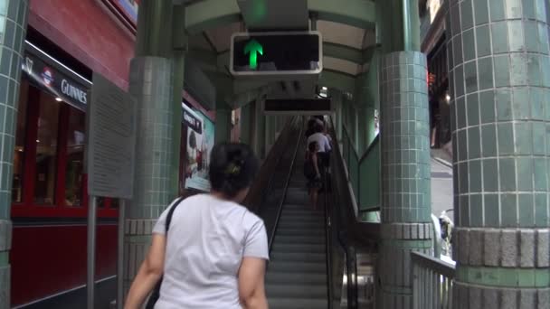 Hongkong Σεπτέμβριος 2014 Άνθρωποι Που Χρησιμοποιούν Κυλιόμενες Σκάλες Από Την — Αρχείο Βίντεο