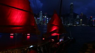 Kowloon, Hong Kong-17 Haziran 2016: Hong Kong Skyline 'ın Önünde Kızıl Yelkenli Önemsiz Gemi Gece - Dan