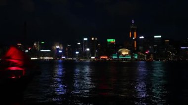 Hong Kong 'un Önünde Kırmızı Yelkenli Önemsiz Gemi Geceleri Skyline