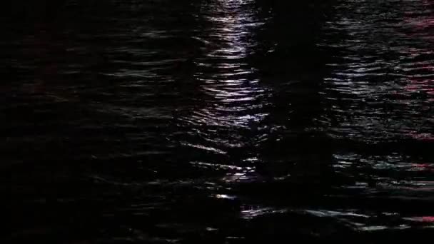 Reflexion Auf Dem Wasser Des Lichts Skyline Bei Nacht Hongkong — Stockvideo