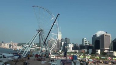 , Hong Kong-02 Eylül 2014: İnşaat iskelesinin tepesindeki işçiler Hong Kong 'un dönme dolap mekaniğini inşa ettiler. - Dan.