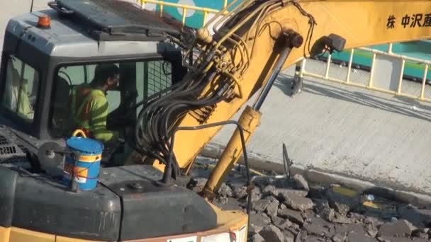 Hongkong 2014年9月 掘削機建設車両土を掘る これらの車両は香港の建設現場や産業で使用されています — ストック動画