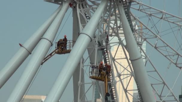 Hongkong Septiembre 2014 Los Trabajadores Parte Superior Andamios Construyen Ferris — Vídeos de Stock