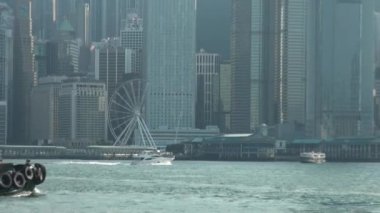 , Hong Kong-02 Eylül 2014: İnşaat iskelesinin tepesindeki işçiler Hong Kong 'un dönme dolap mekaniğini inşa ettiler. - Dan.